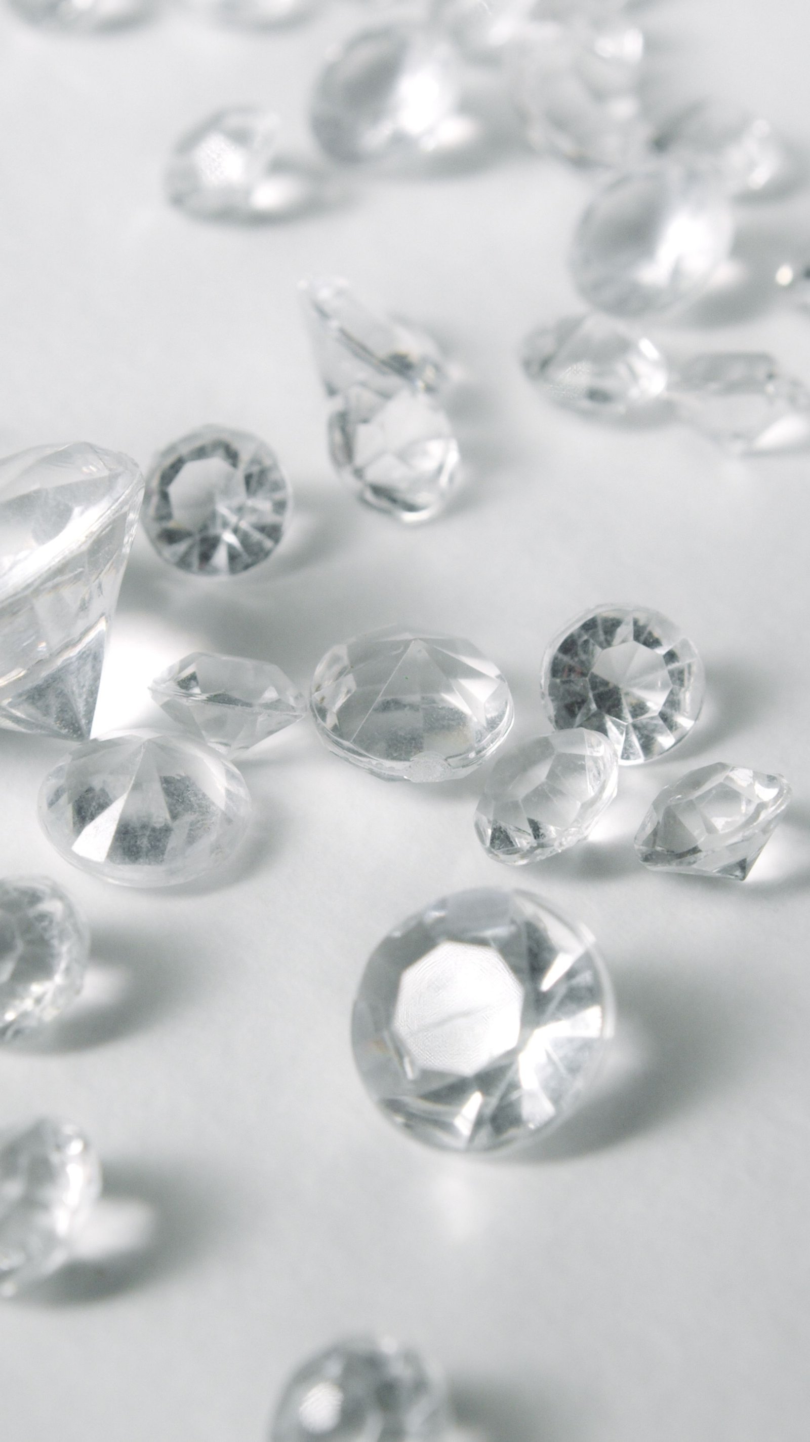 Loose brilliant-cut diamonds ready to be set